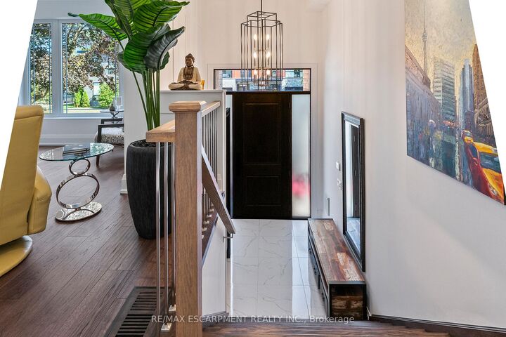 Property Photo:  24 Cayuga Avenue  ON L5G 3S7 