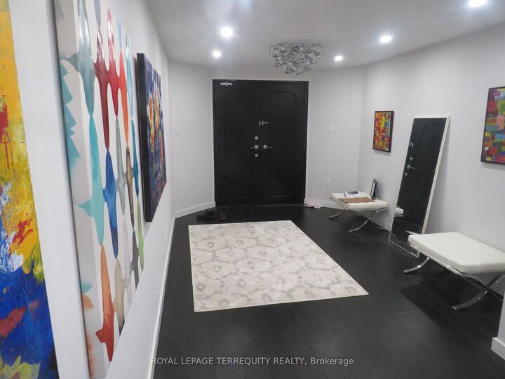 2045 Lake Shore Boulevard W 3305 — photo 1
