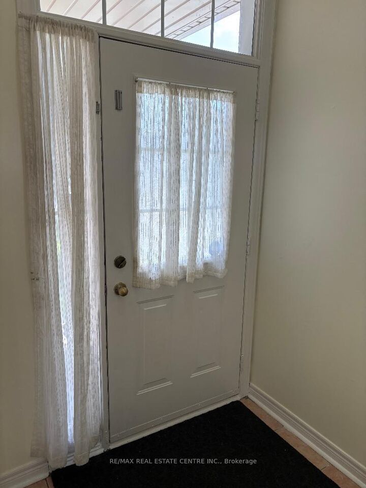 Property Photo:  799 Ledbury Crescent  ON L5V 2P9 