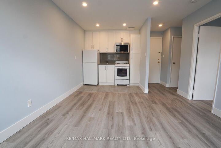 Property Photo:  1 Hannaford Street 5  ON M4E 1S3 