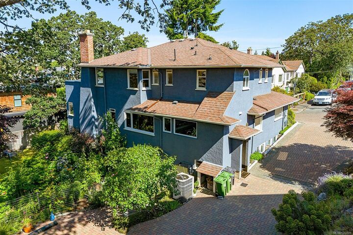 Property Photo:  1 Briar Pl  BC V8S 3J5 