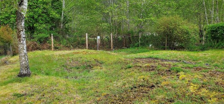 8 Freda Rd — photo 1