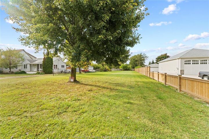 Property Photo:  333 Victoria Street  ON N8M 1N6 