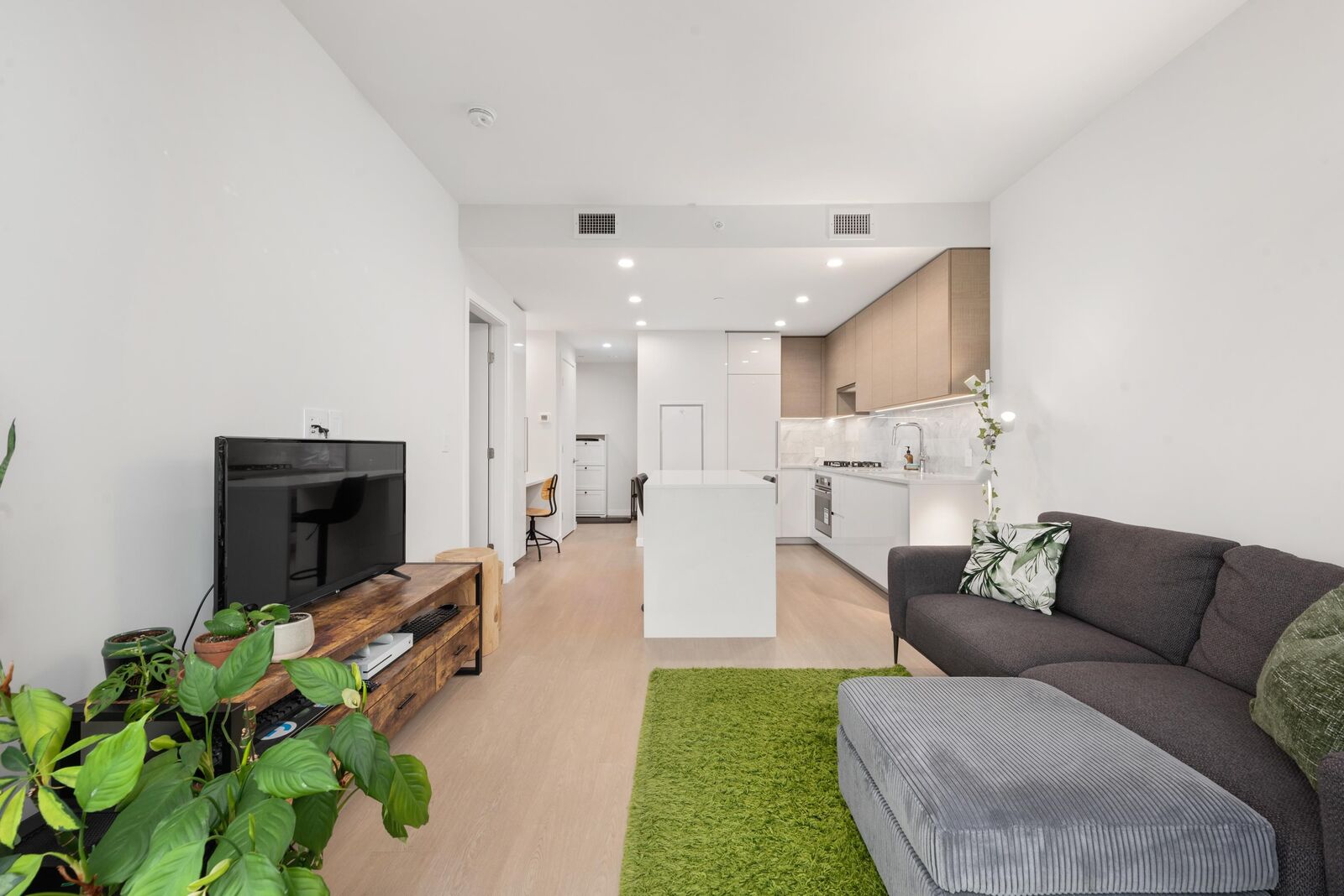 Property Photo:  2186 Gilmore Avenue 1301  BC V5C 0N7 
