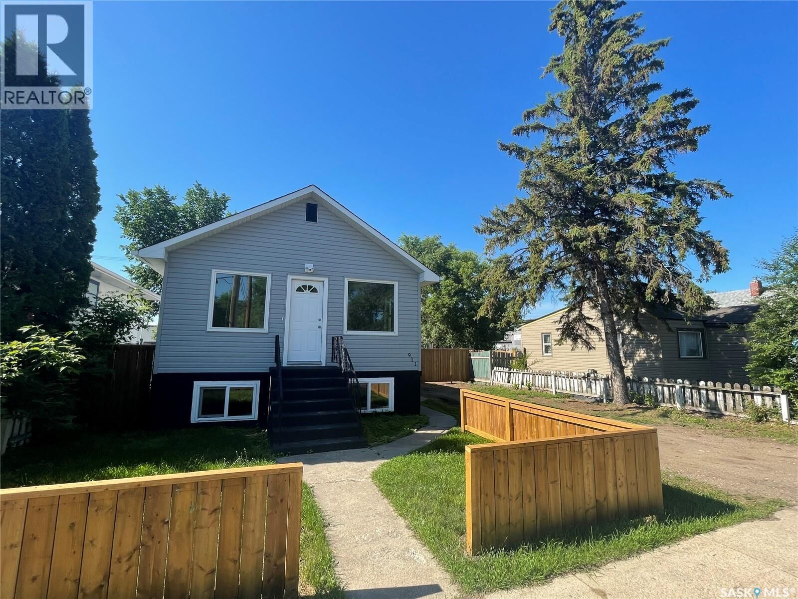 Property Photo:  911 23rd Street W  SK S7L 0A5 