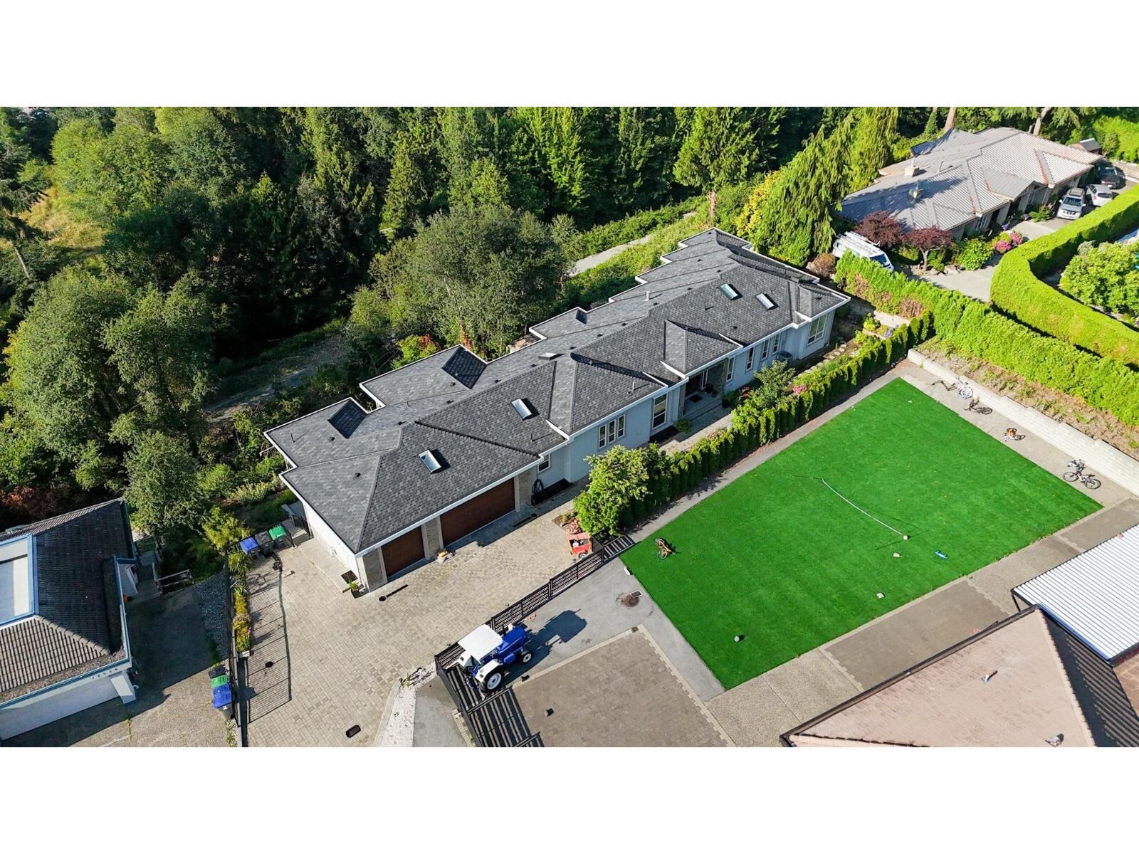 Photo de la propriété:  12528 52A Avenue  BC V3X 3K3 