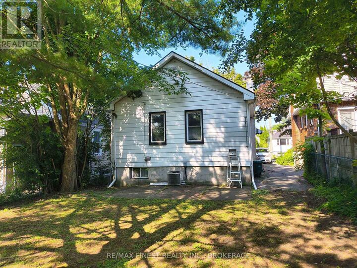 Property Photo:  309 College Street  ON K7L 4M3 