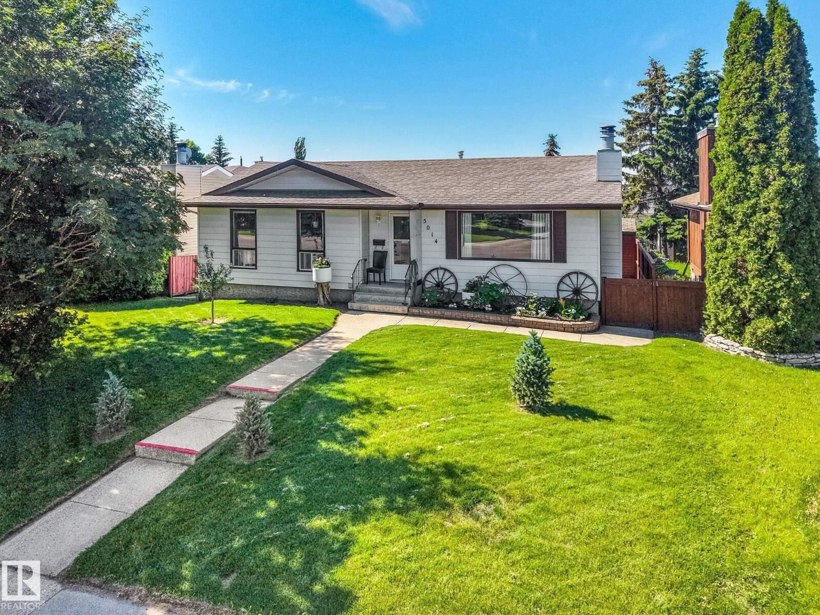 Property Photo: 5014 57 Av AB T7Z 1A6