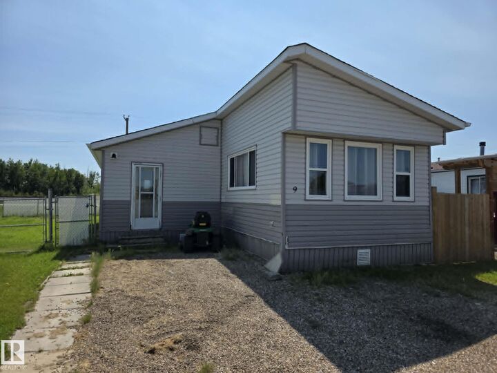5220 44 Avenue 9 — photo 1