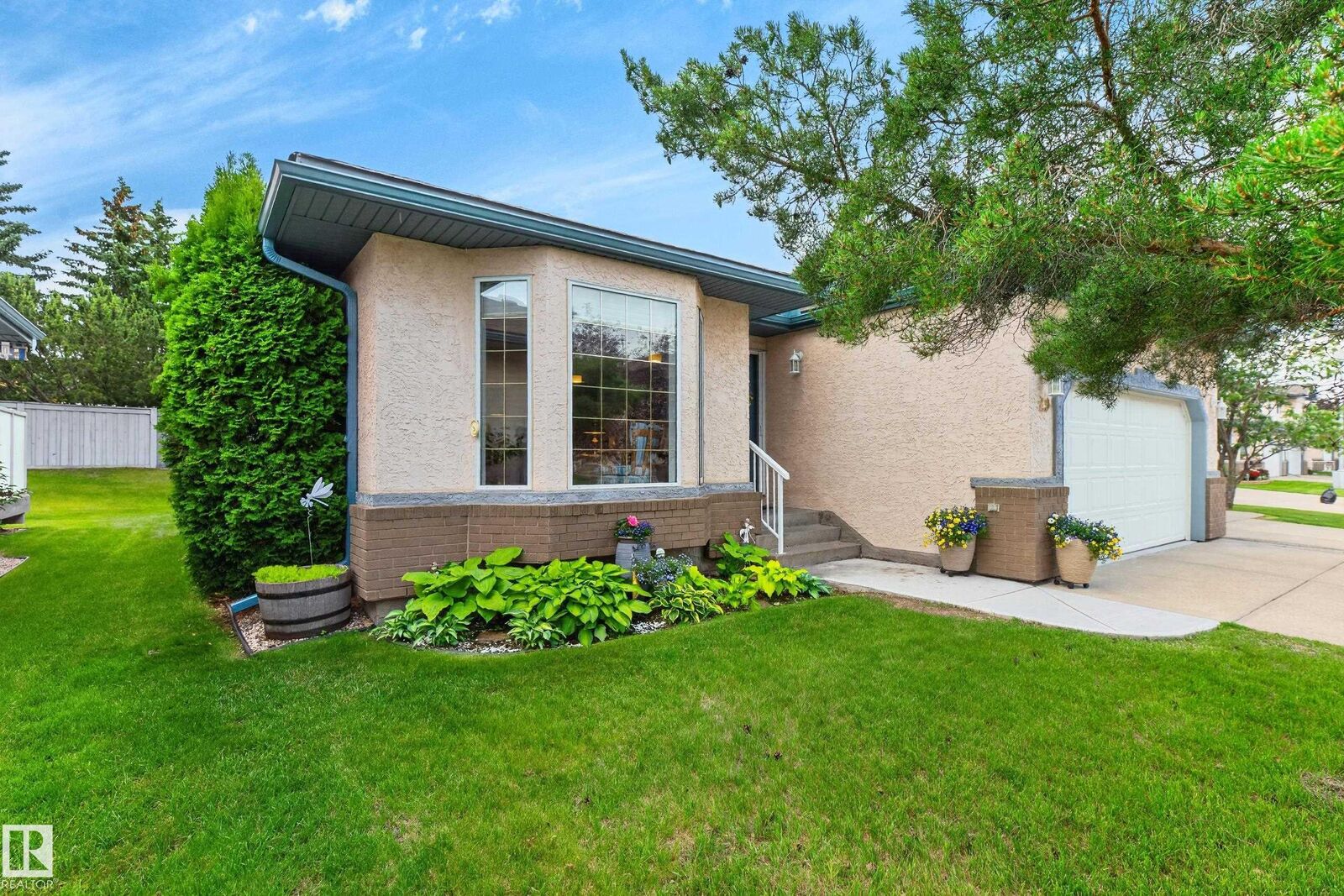 Property Photo:  29 Estates Crest  AB T8B 1M9 