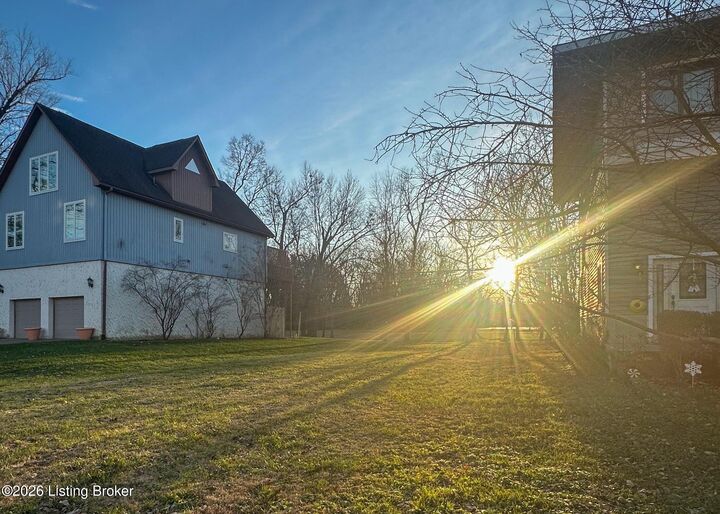 Property Photo:  914 W Riverside Dr  KY 40207 