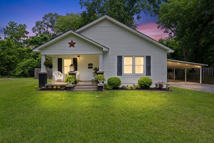 Property Photo: 812 N Bledsoe TX 75644