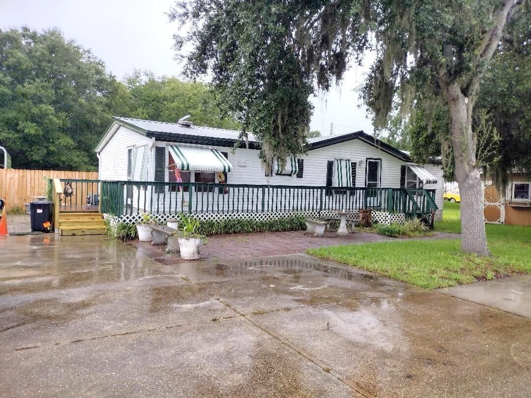 Property Photo: 1176 County Road 305 FL 32110