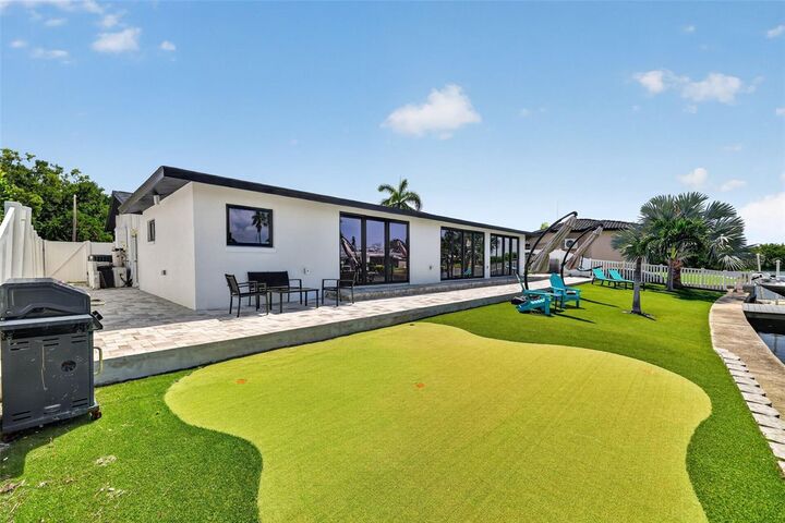Property Photo: 9622 NE Oak Street FL 33702