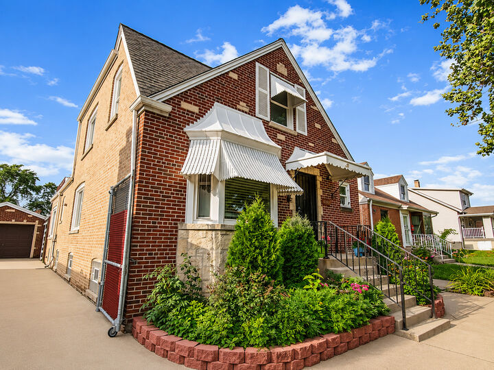 Property Photo: 6952 W Summerdale Avenue IL 60656