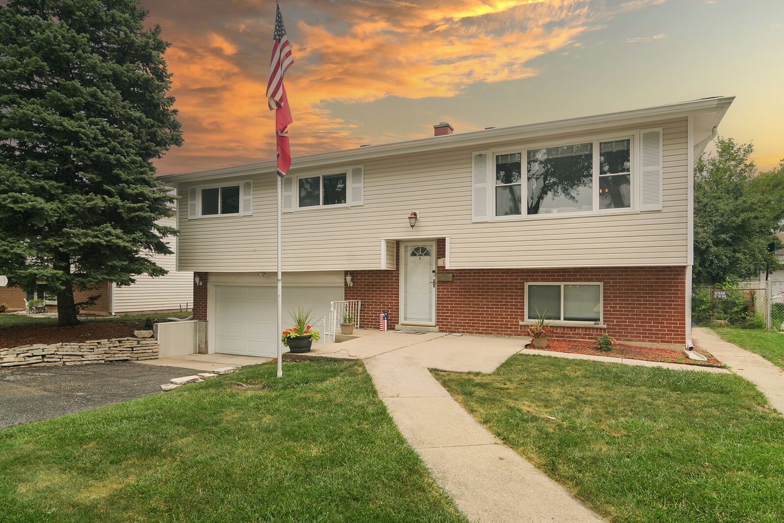Property Photo:  117 S Evergreen Avenue  IL 60101 
