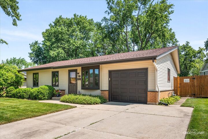 Property Photo: 945 Victoria Lane IL 60007