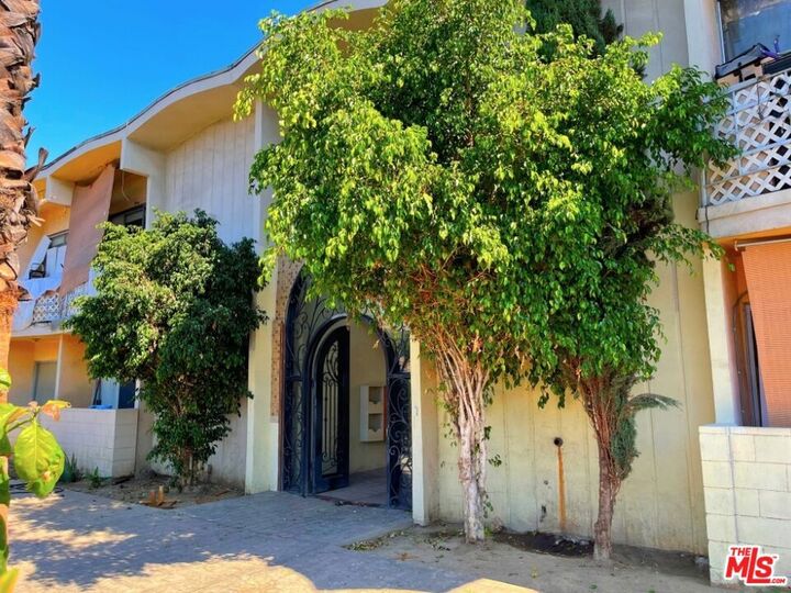 Property Photo: 6956 Kester Avenue CA 91405