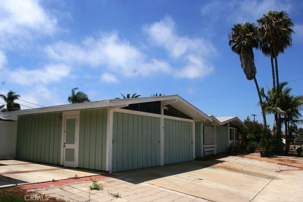 Property Photo:  703 Center  CA 92627 
