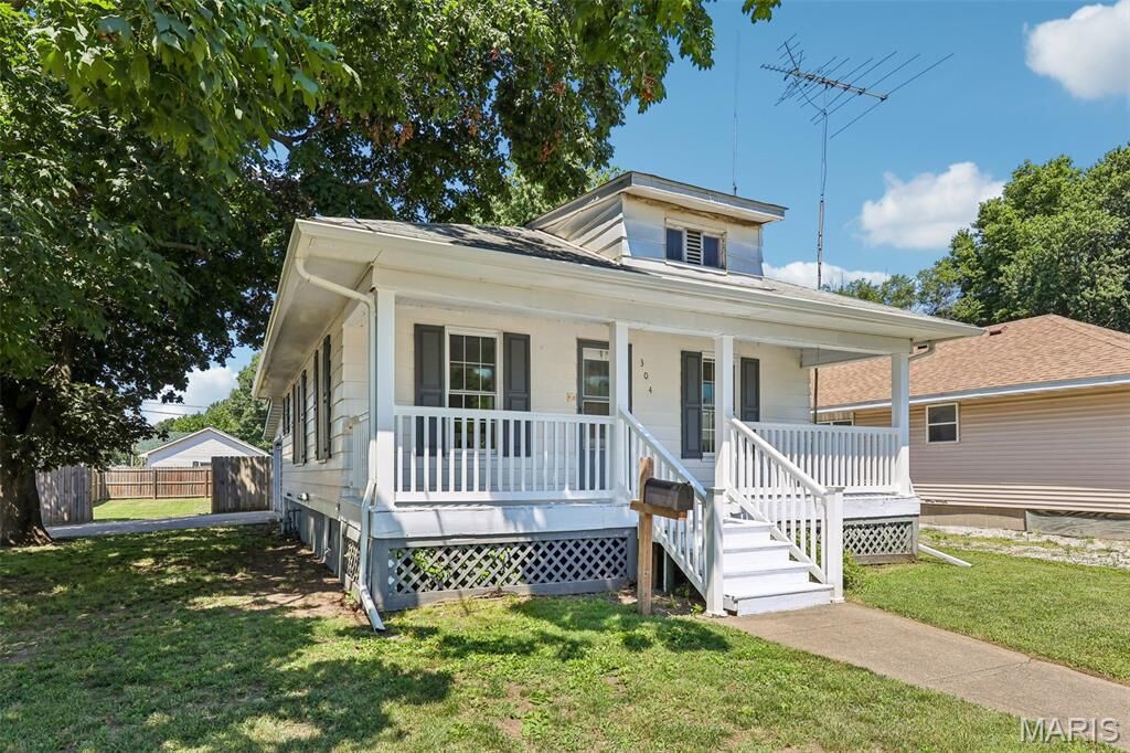Property Photo:  304 N Chiles Street  IL 62626 