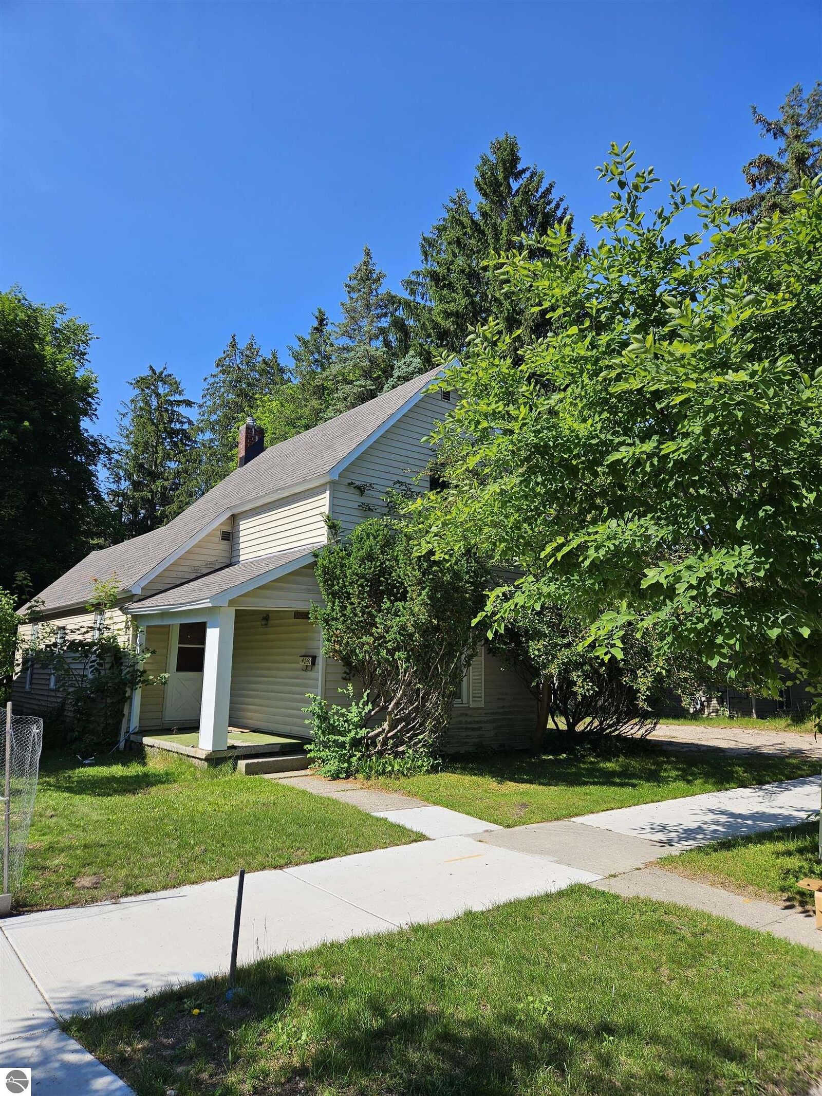 Property Photo: 905 W Seventh Street MI 49684