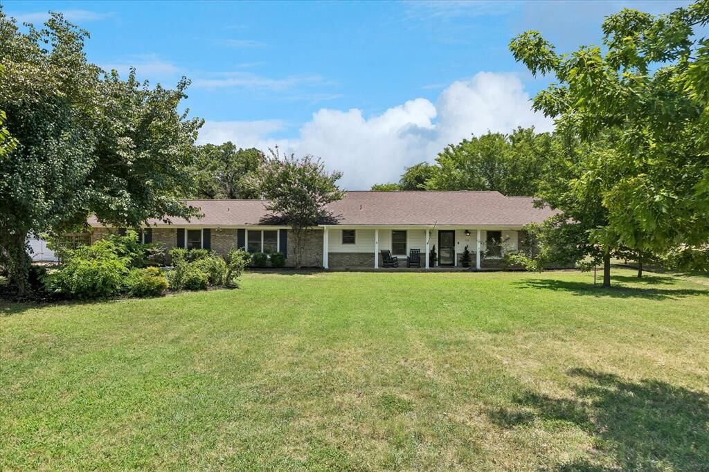 Property Photo:  524 Oakridge Trail  TX 75077 