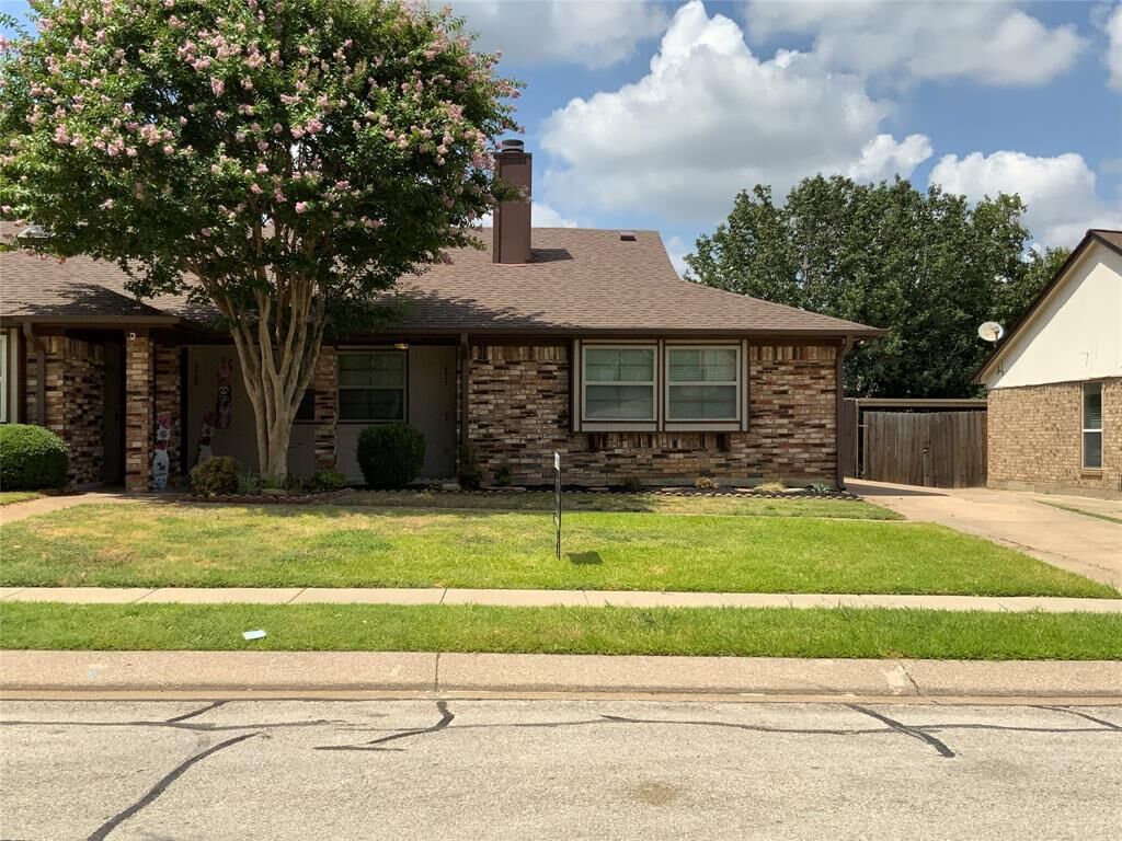 Property Photo: 2313 Dalewood Lane TX 76022
