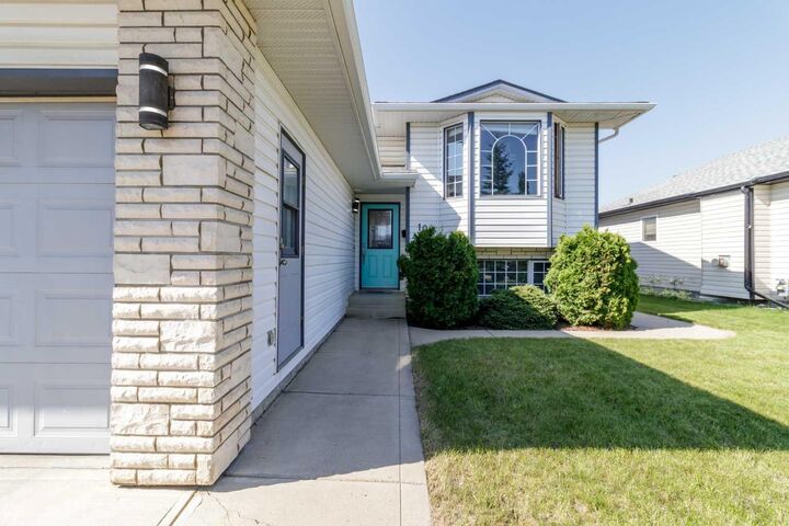 Property Photo: 10 Kingston Drive AB T4P 3P9