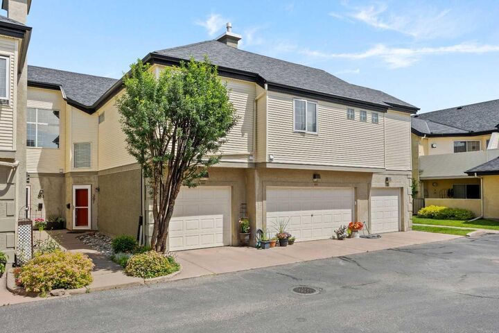 Property Photo: 405 32 Avenue NW 301 AB T2K 0Z5