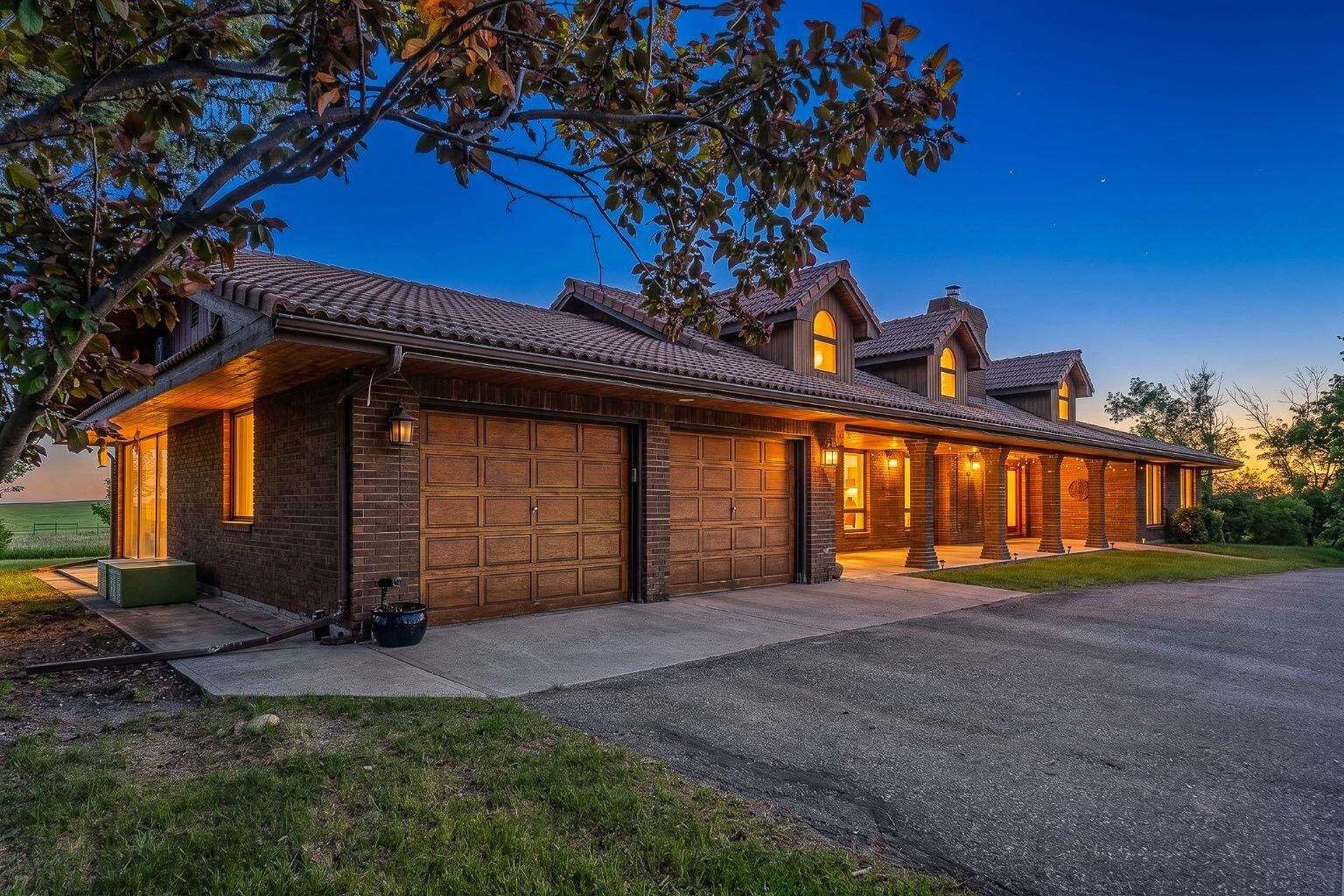 Property Photo:  285021 Township Road 252  AB T2E 8K4 