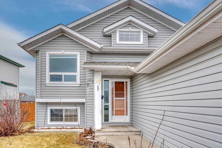 Property Photo: 27 Aspen Creek Way AB T1P 1R2