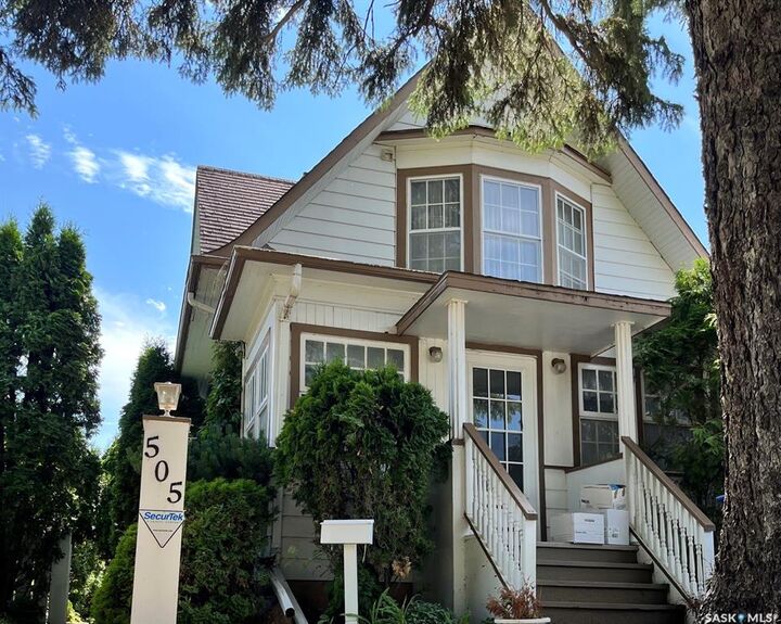 505 Macleod Avenue W — photo 1