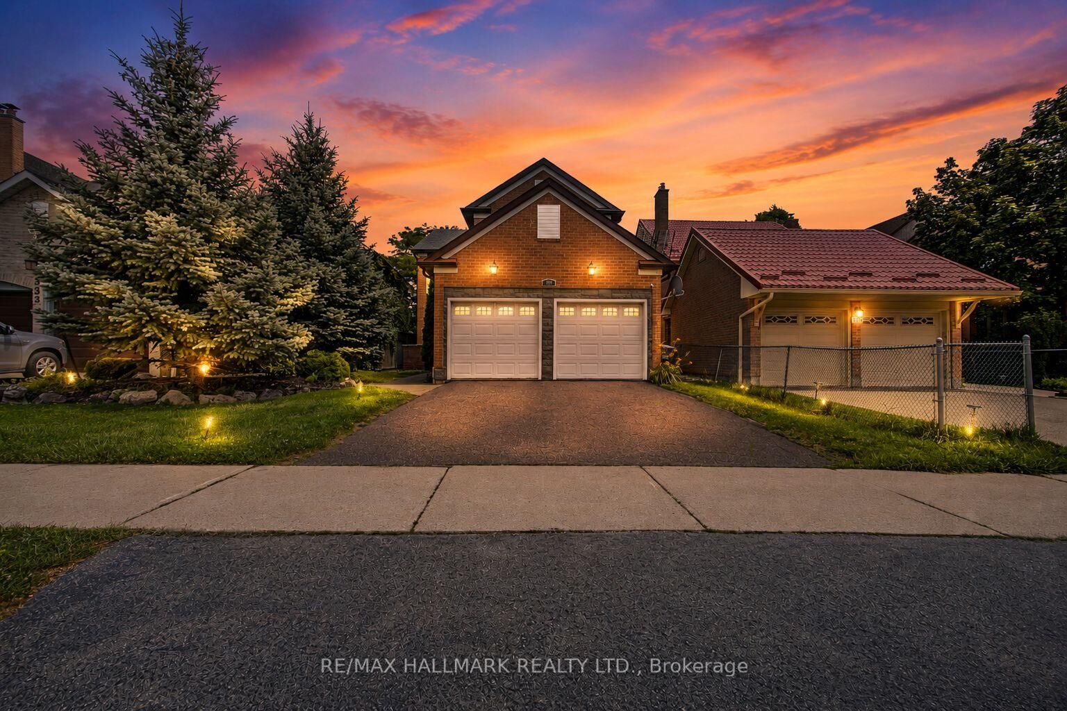 Property Photo:  329 Kingsbridge Garden Circle  ON L5R 1K9 