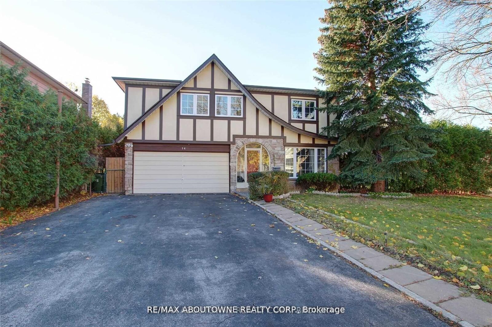 Property Photo: 14 Angus Drive Lower ON M2J 2X1