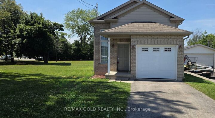 11 Rose Avenue — photo 1