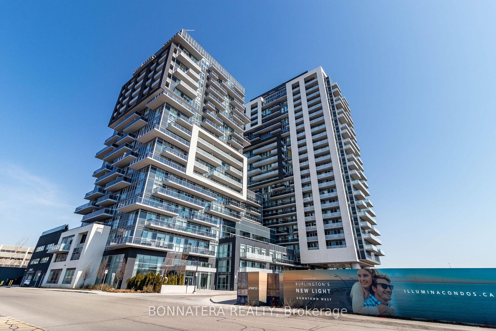 Photo de la propriété:  2081 Fairview Street 803  ON L7R 0E4 