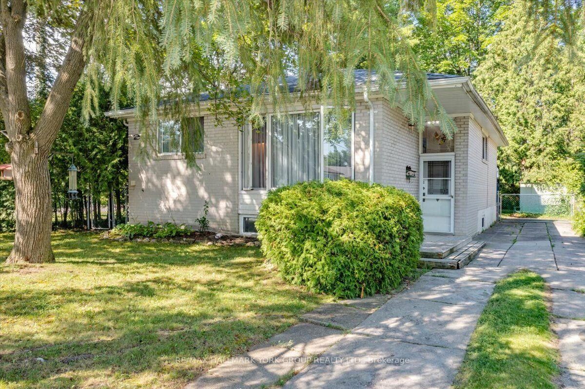 Property Photo: 2 Corbett Crescent ON L4G 2G1