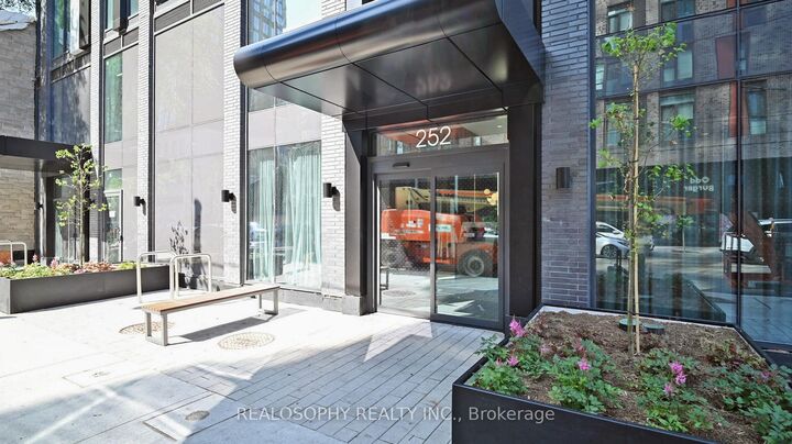 Property Photo:  252 Church Street 5207  ON M5B 0E6 
