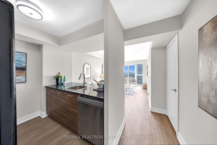 Property Photo: 135 Village Green Square 2022 ON M1S 0G4
