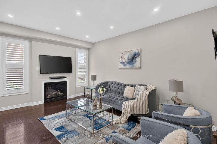 Property Photo:  109 Bonnie Braes Drive N  ON L6Y 0Z5 