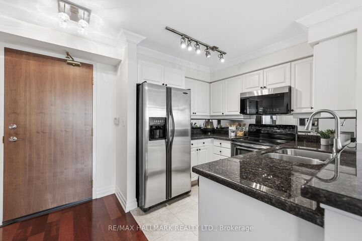 Property Photo: 3840 Bathurst Street 511 ON M3H 6C6