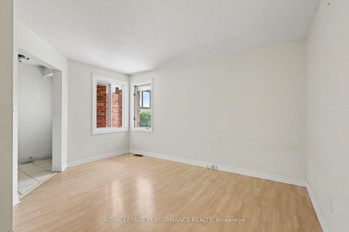 Photo de la propriété:  8 Southport Drive  ON K1T 3E7 