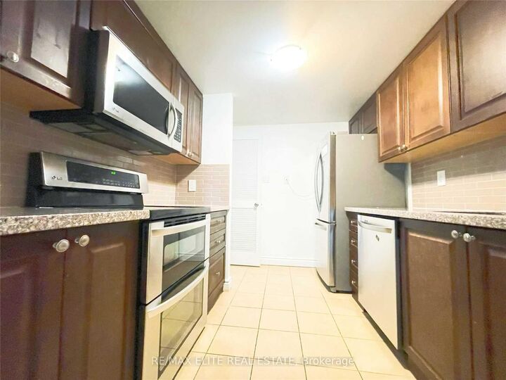 Property Photo: 717 Bay Street 404 ON M5G 2J9