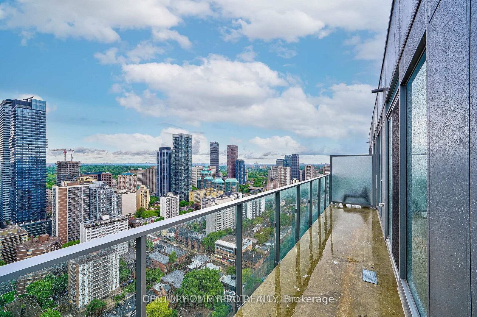 Property Photo: 50 Wellesley Street E 4002 ON M4Y 0C8