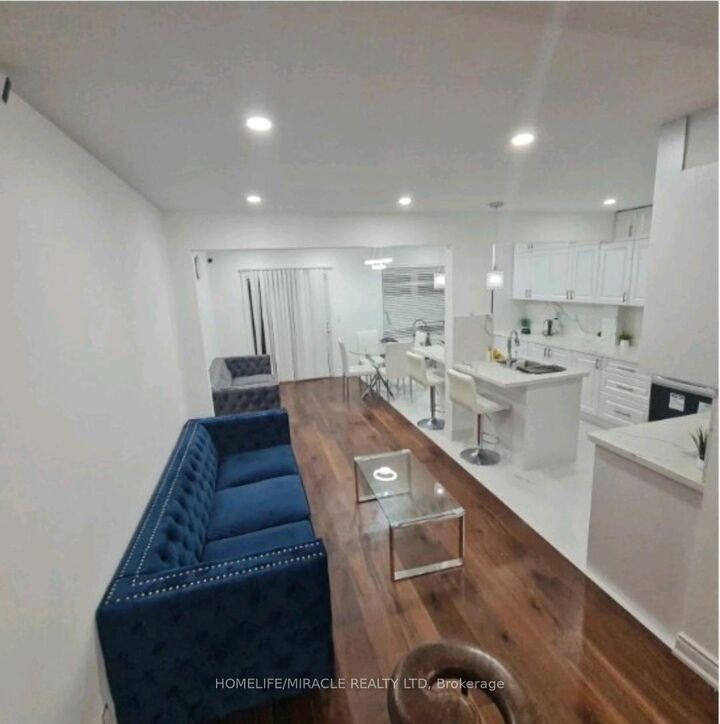 Property Photo:  7153 Village Walk  ON L5W 1X2 