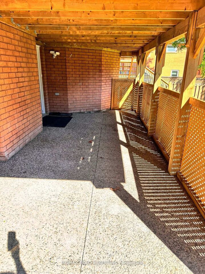 Photo de la propriété: 4 Gollop Crescent ON L7G 5N9