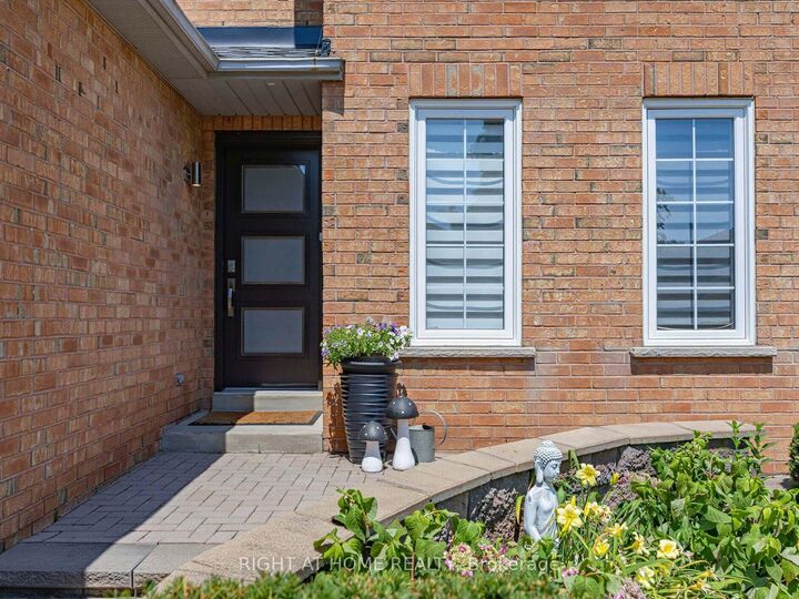 Property Photo: 4236 Credit Pointe Drive ON L5M 3K2