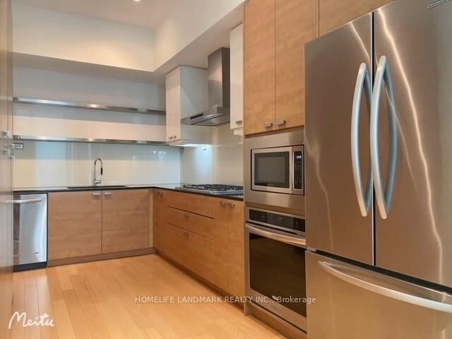 Property Photo:  121 McMahon Drive Th11  ON M2K 0C1 