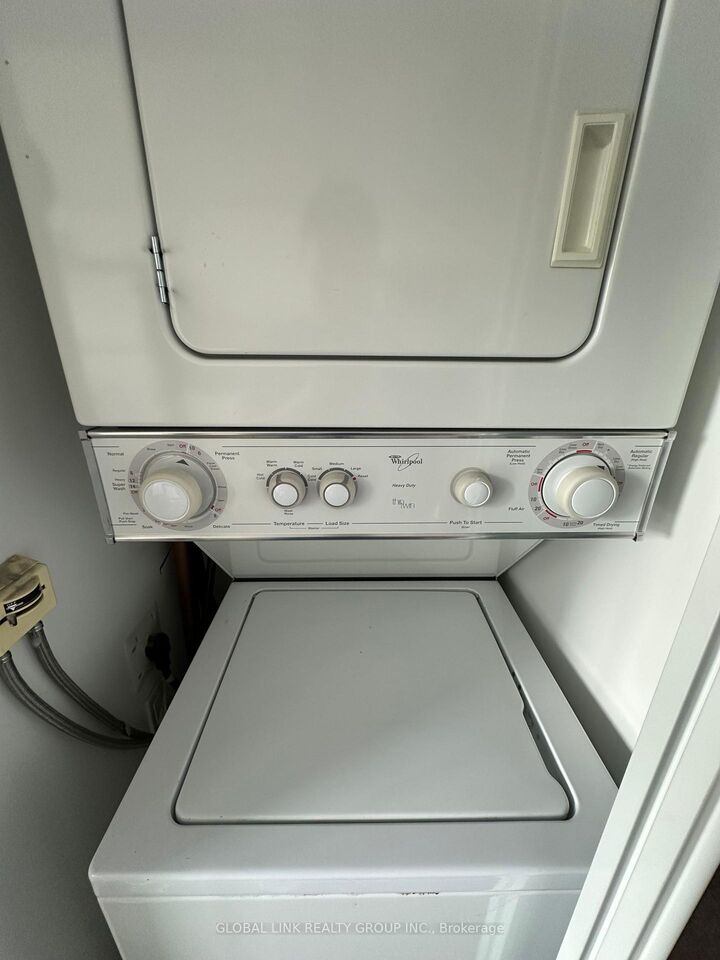 Property Photo: 832 Bay Street 3009 ON M5S 1Z6