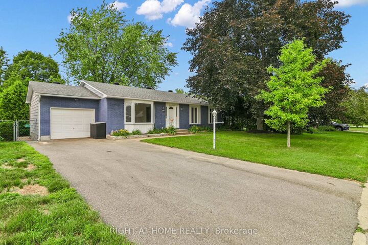 Property Photo: 9 Leetom Crescent ON K2J 1E3